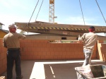 Zeitersparnis gegenüber einem konventionellen, manuell errichteten Arbeitsgerüst: Das JEB-Team nutzt zum Aufmauern eine hydraulisch verstellbare Arbeitsbühne