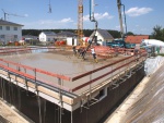 Bestes Betonierwetter: Die Fertigstellung der Betonkellerdecke ist nur noch eine Frage der Zeit.