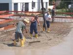 Teamwork: Der Beton wird vom Mischer mittels einer Pumpe auf die Schalung und Armierung gepumpt und muss sofort verteilt werden.