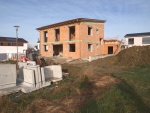 Rohbau abgeschlossen: Einfamilienhaus mit flachem Pultdach