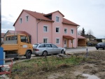 Mehrfamilienhaus: Betonung des zentralen Treppenhauses